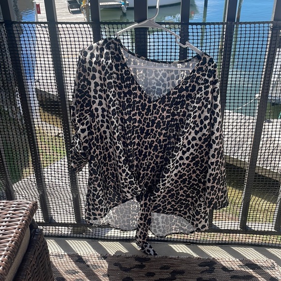 CHEETAH PRINT VERY SPACIOUS AND COMFY! wore once. Ties in front. - Picture 5 of 6